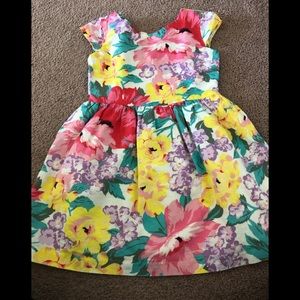 Super cute and floral print dress.